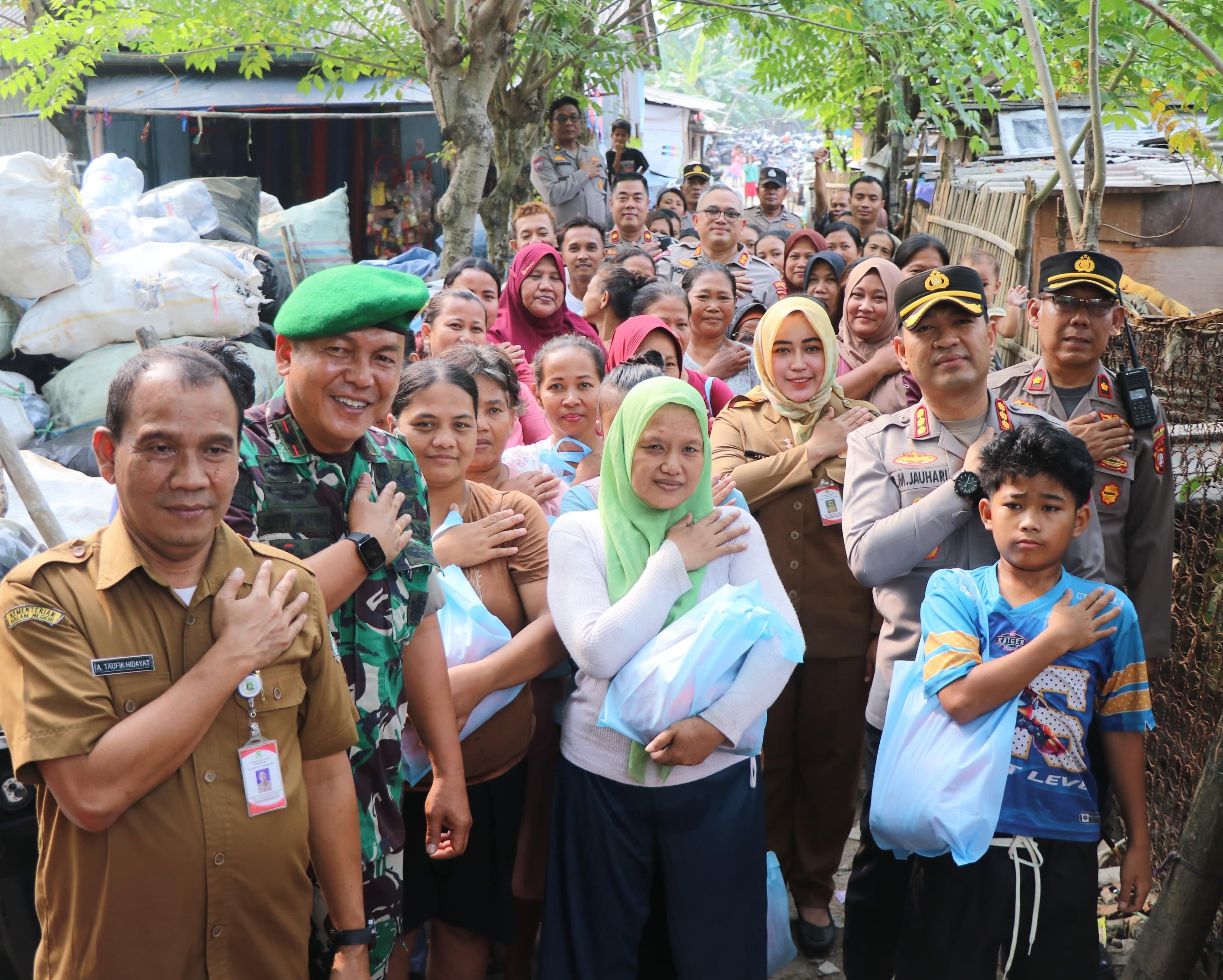 Salurkan Sembako Kapolres Tangerang Kota Sekaligus Dengar Curhat Warga Kawasan Slum Area