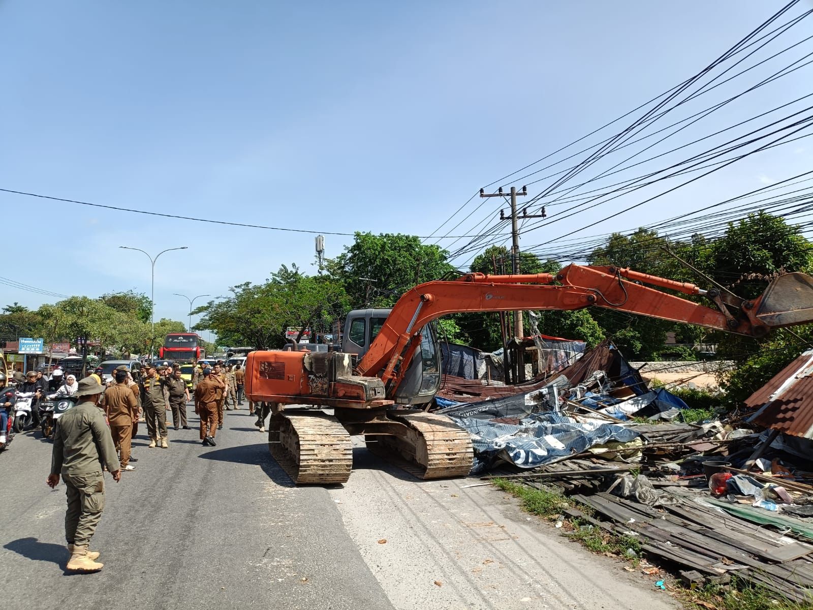 Puluhan Lapak PKL di Pekanbaru Dibongkar Satpol PP