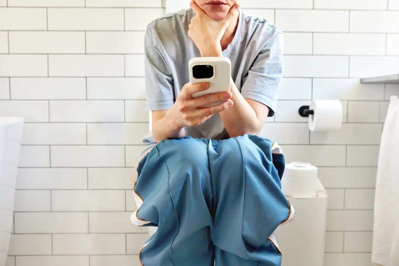Dokter Harvard Ungkap Bahaya Hobi Scroll HP di Toilet, Risiko Ambeien Naik Hampir 50%