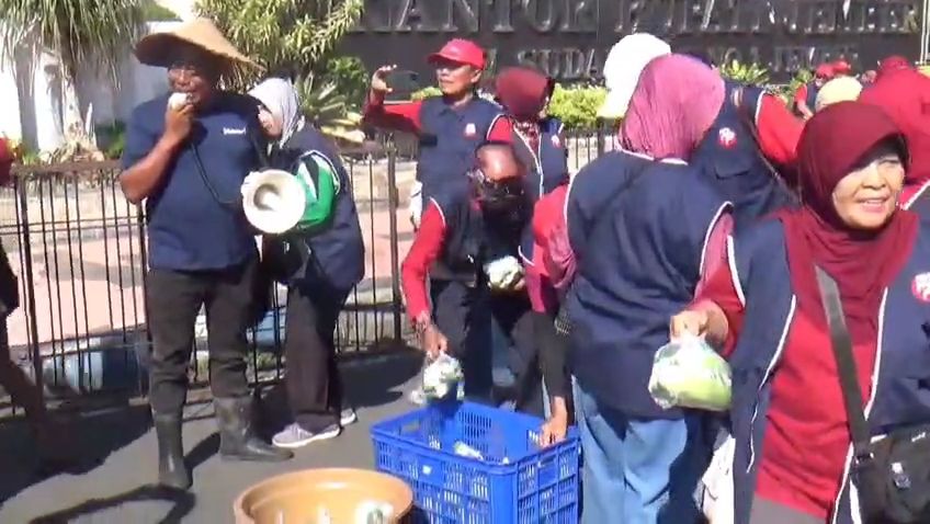 Harga Mentimun Anjlok hingga Rp1.000 per Kg, Petani Jember Bagikan Gratis Hasil Panen di Alun-Alun
