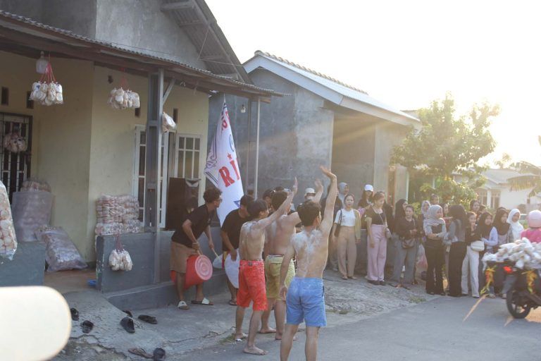 Mahasiswa Pendidikan Tari Unila Hadirkan Koreografi “Kemplora”, Angkat Narasi Pembuatan Kemplang