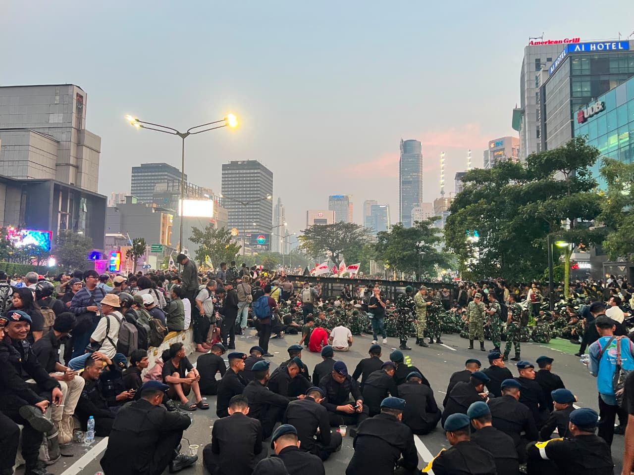Suasana Demo Mahasiswa di Jalan Sudirman Jakpus, Akses Jalan Ditutup!