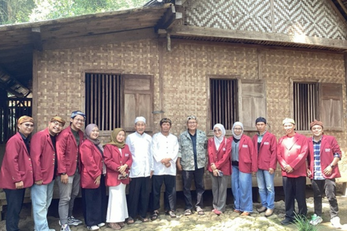 Rawat Kearifan Lokal, Mahasiswa UPI Lakukan Penelitian Budaya di Kampung Adat Cikondang