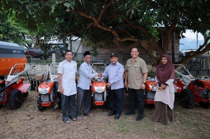 Dukung Ketahanan Pangan, Aceh Besar Bagikan Pompa Air dan Traktor untuk Kelompok Tani