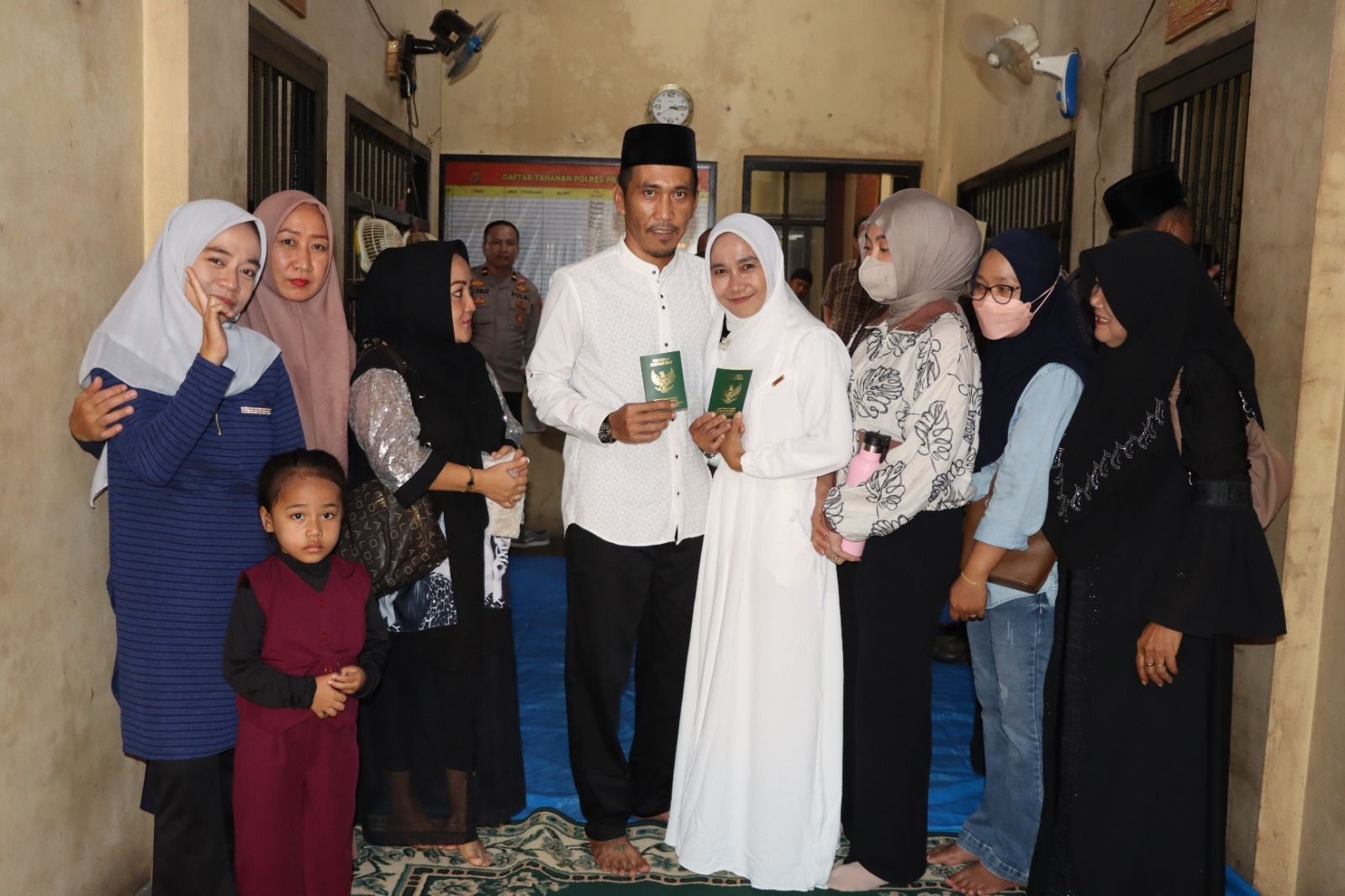 Haru! Tahanan Narkoba di Polres Pringsewu Nikahi Kekasihnya di Dalam Rutan, Mahar Rp126.000