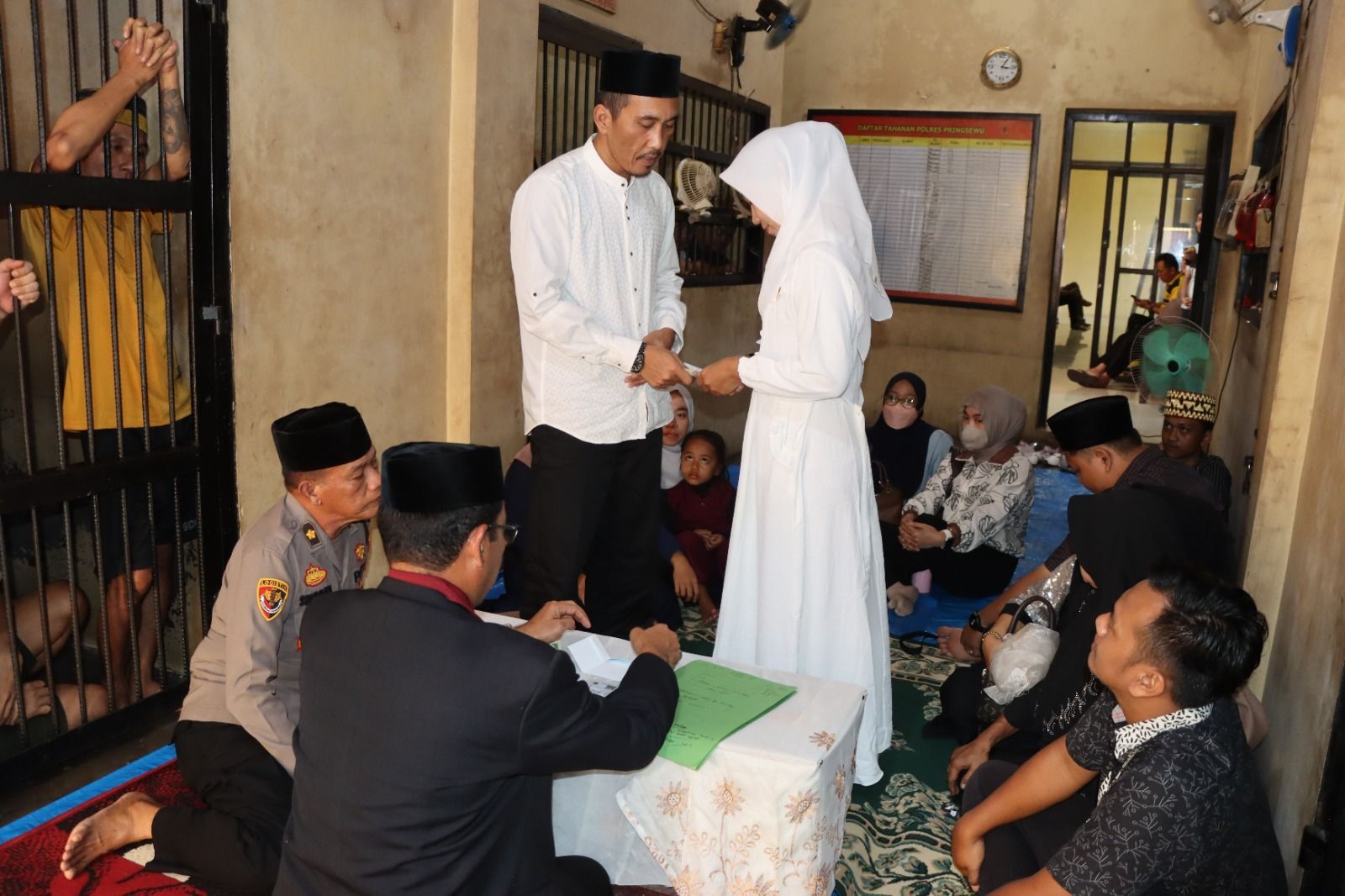 Haru! Tahanan Narkoba di Polres Pringsewu Nikahi Kekasihnya di Dalam Rutan, Mahar Rp126.000