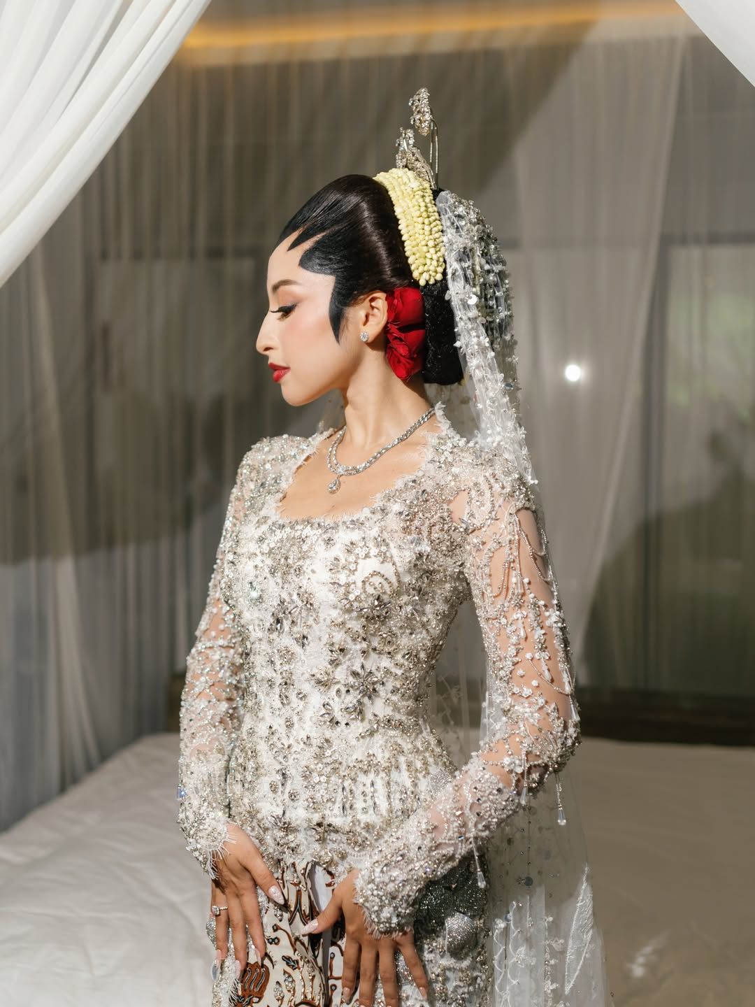 Mewah Bak Putri Keraton, Ini Detail Gaun Pengantin Jennifer Coppen dengan Justin Hubner