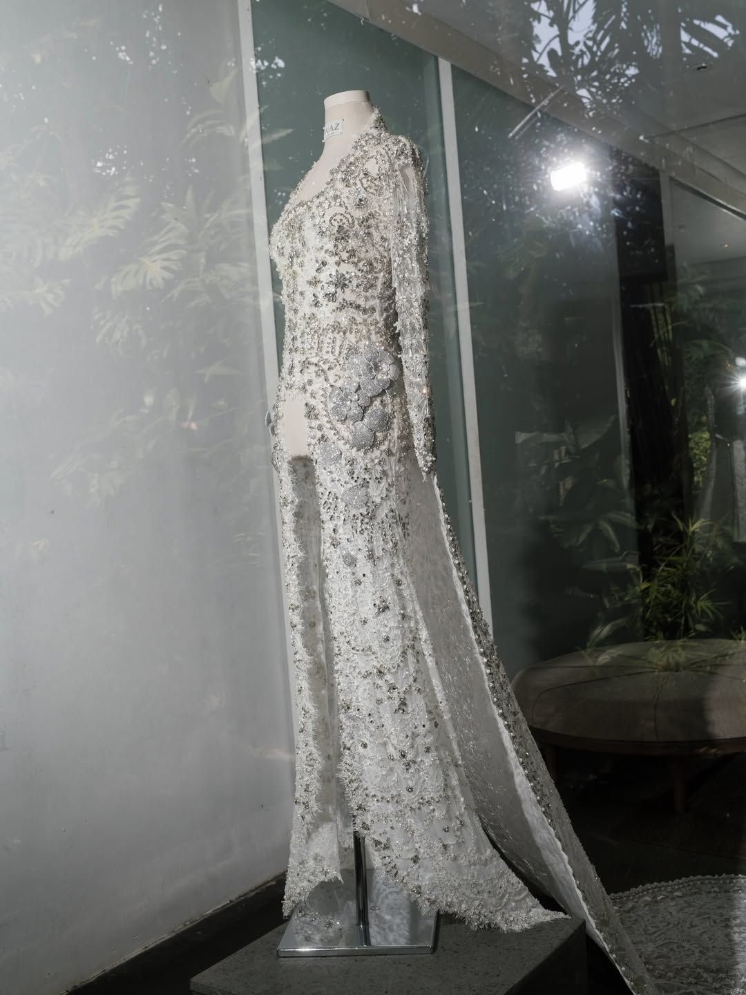 Mewah Bak Putri Keraton, Ini Detail Gaun Pengantin Jennifer Coppen dengan Justin Hubner