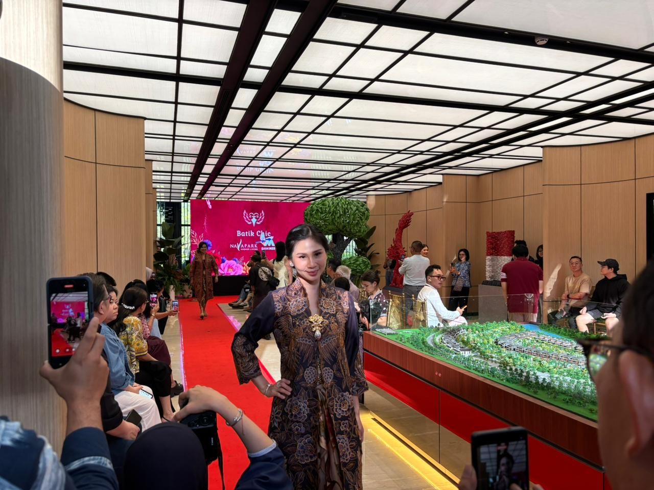 Jadi Gaya Hidup Modern, Batik Chic Tampilkan Koleksi Spesial di Fashion Show Navapark