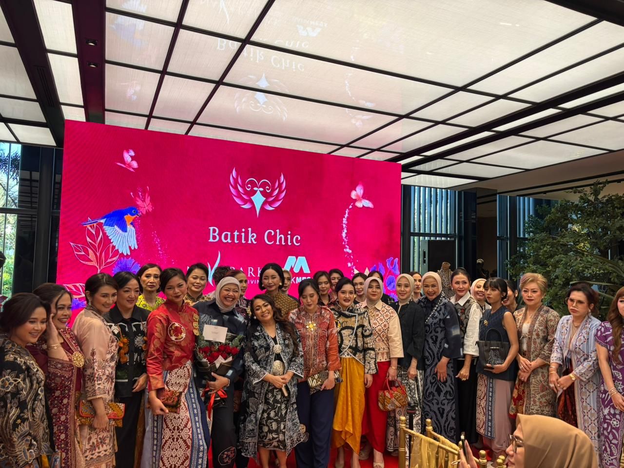 Jadi Gaya Hidup Modern, Batik Chic Tampilkan Koleksi Spesial di Fashion Show Navapark
