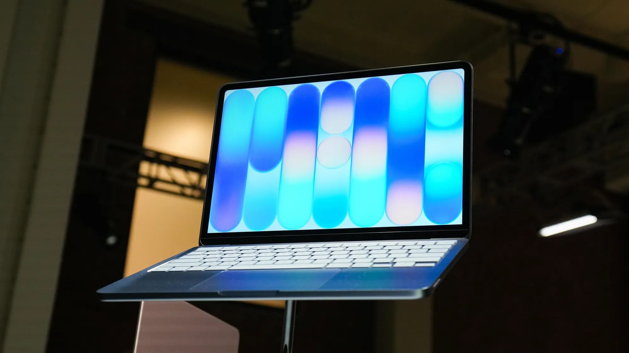 Duel MacBook Neo vs Acer Swift Air 14, Siapa Raja Laptop Murah?