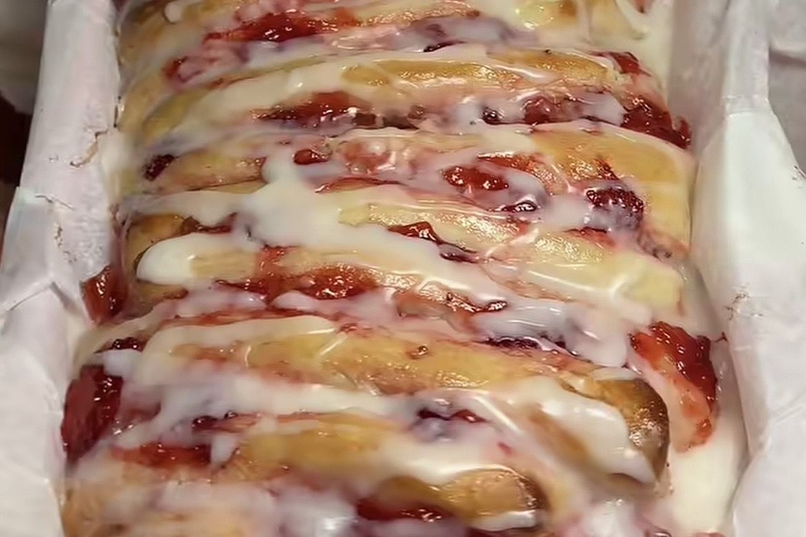 Cara Membuat Roti Stroberi Lapis yang Empuk dan Harum Ala Toko Bakery Premium