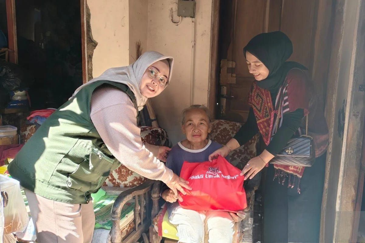 500 Paket Sembako dibagikan Oleh Yayasan TBSR Solo Kepada Lansia dan Difabel
