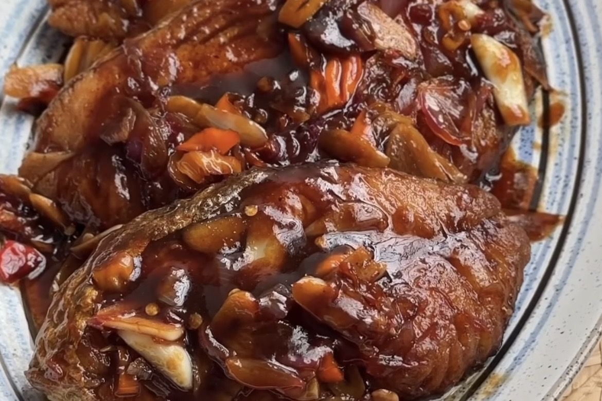 Sekali Coba, Langsung Ketagihan! Ikan Tenggiri Goreng Asam dengan Bumbu Meresap Sempurna
