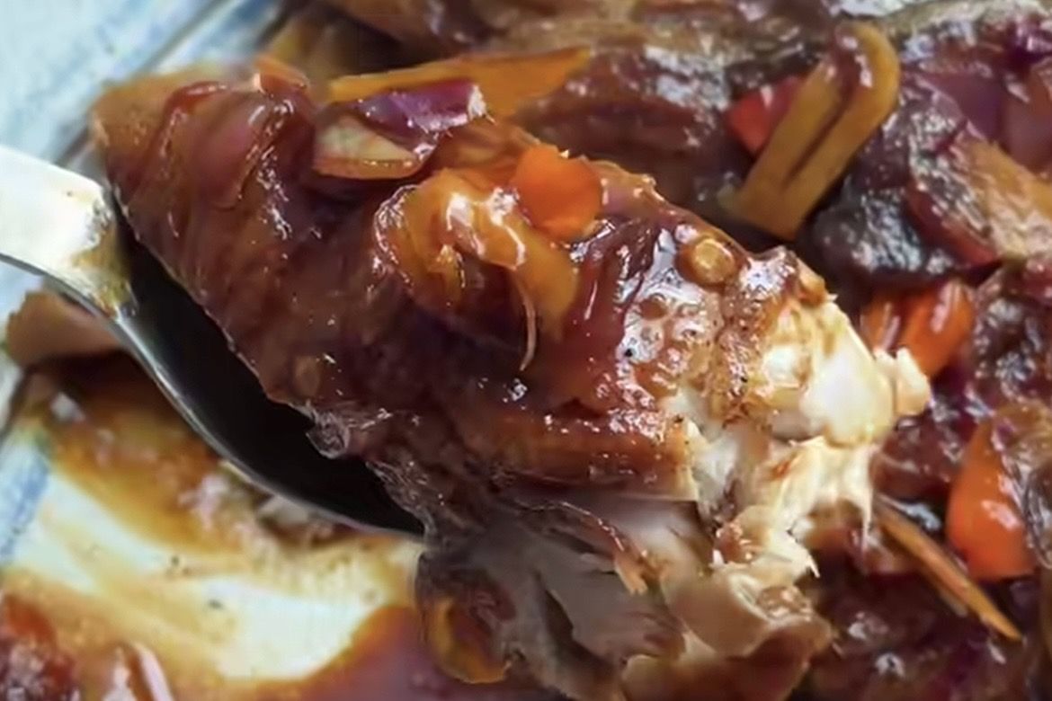 Sekali Coba, Langsung Ketagihan! Ikan Tenggiri Goreng Asam dengan Bumbu Meresap Sempurna