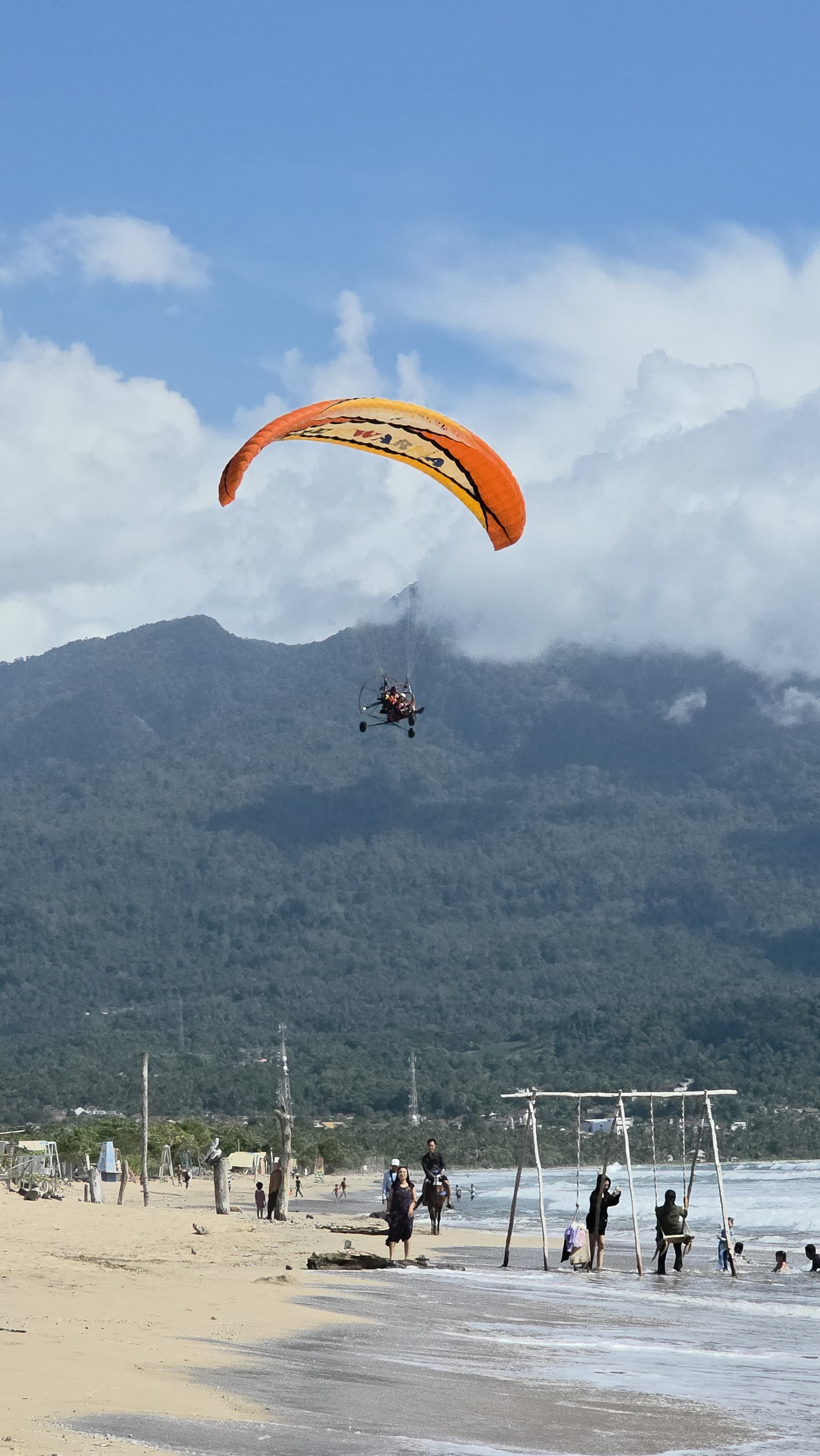 Terbang Menikmati Alam! Ini Rekomendasi Spot Paralayang Terbaik di Lampung