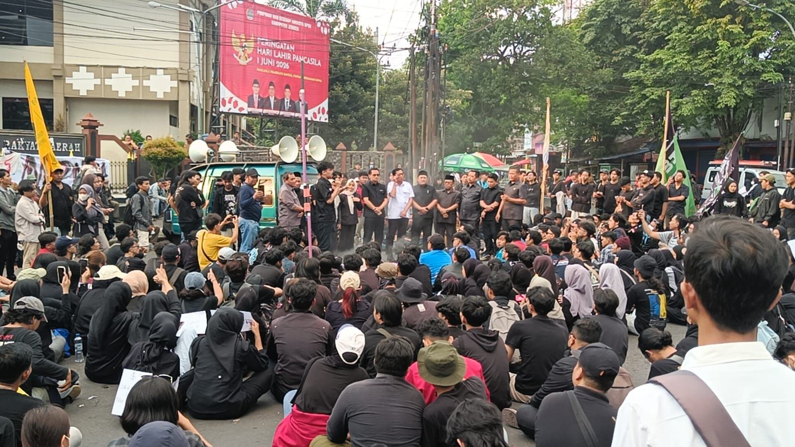 500 Mahasiswa Gelar Aksi #IndonesiaCemas di DPRD Jember, Soroti MBG, Koperasi Merah Putih hingga Kelangkaan Pertalite
