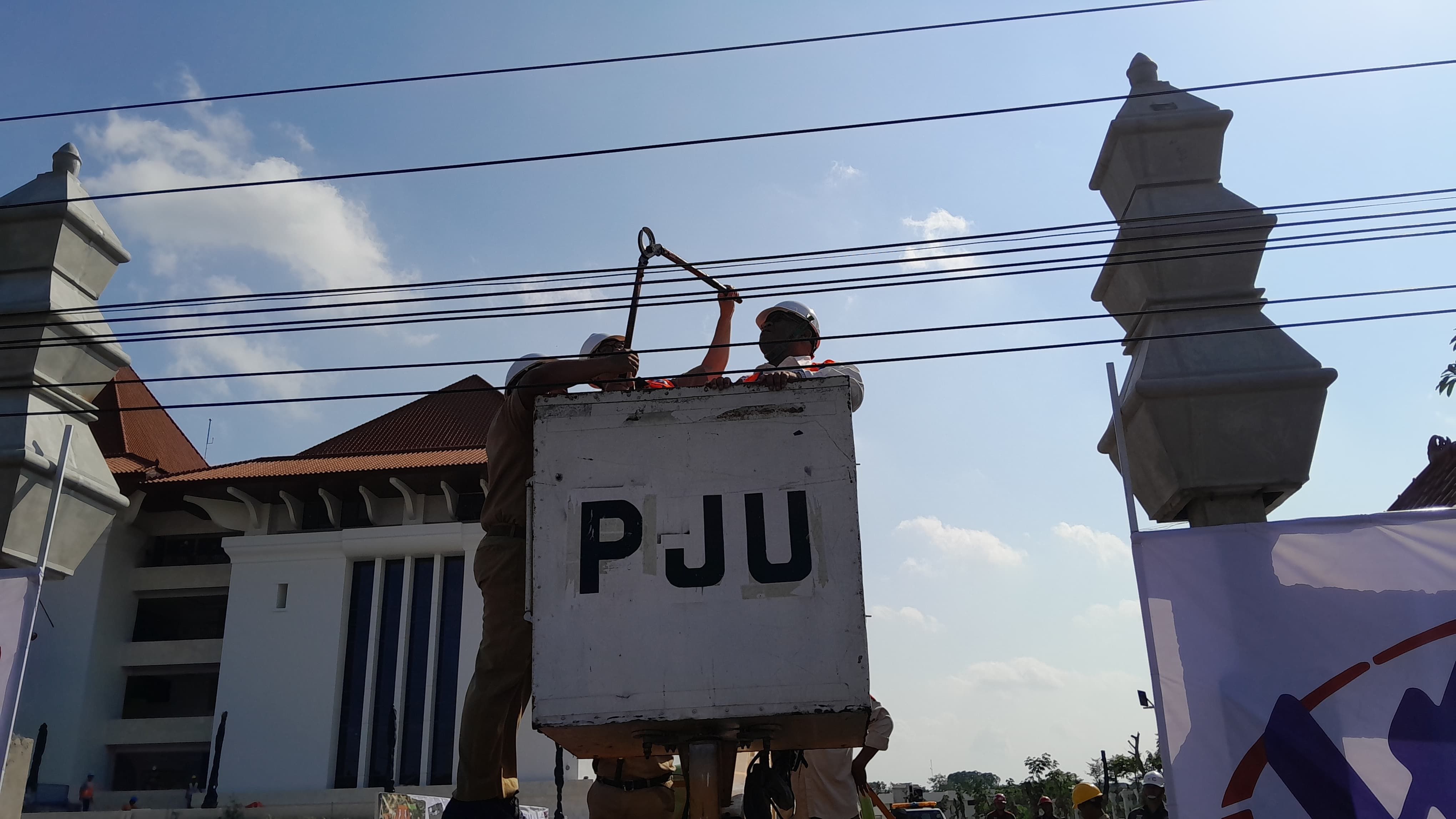 Sentil Provider Pasang Kabel Sesuai Keyakinan , Wali Kota Jogja Desak Pengusaha Pakai Tiang Bersama : Ayolah Biar Nggak Semerawut!
