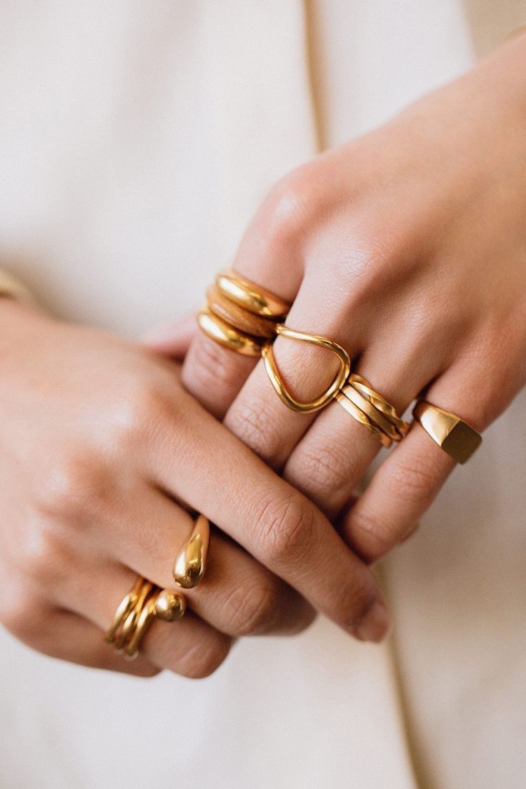 Tren Stacking Jewerly, Cara Anak Muda Tunjukkan Karakter Lewat Perhiasan