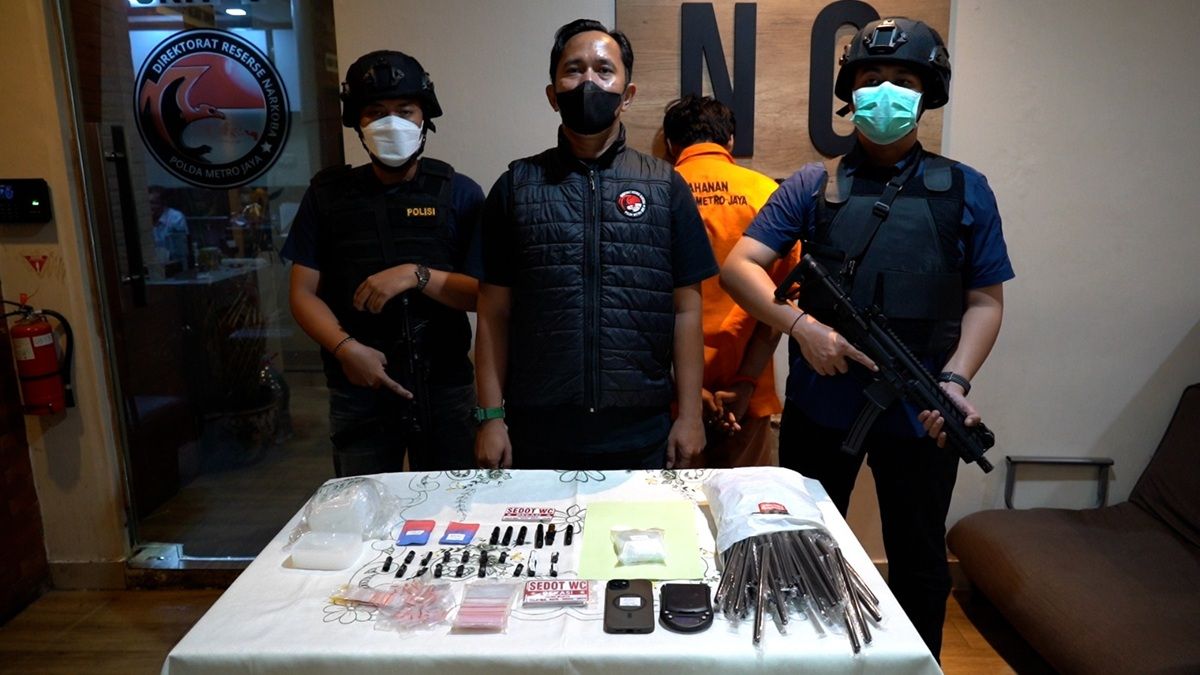 Pengedar Narkoba Diciduk Polda Metro di Jaktim, Modusnya Pakai Stiker Sedot WC