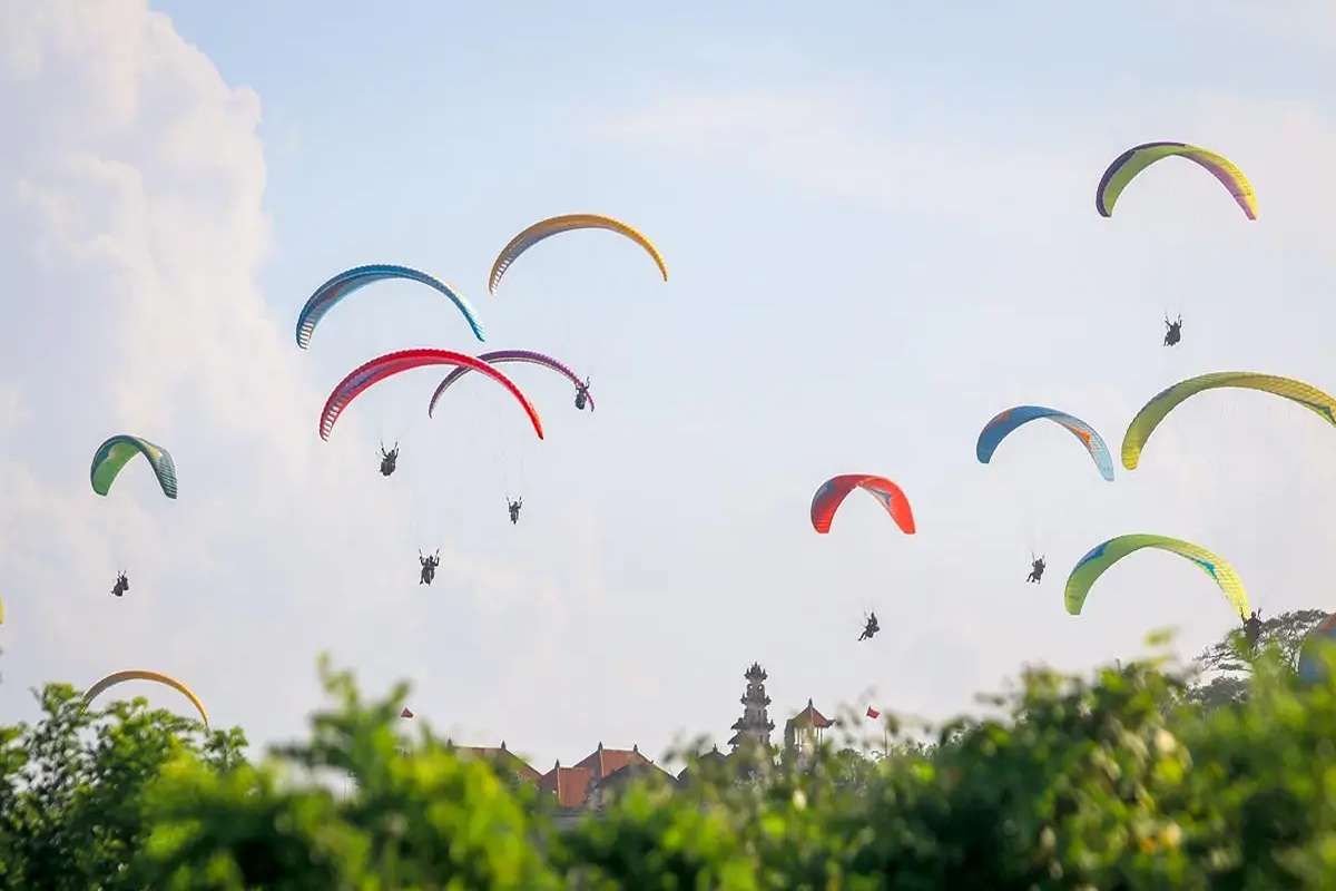 Uji Adrenalin di Langit Bali, Berikut 5 Tempat Paralayang yang Ramai Dikunjungi Wisatawan