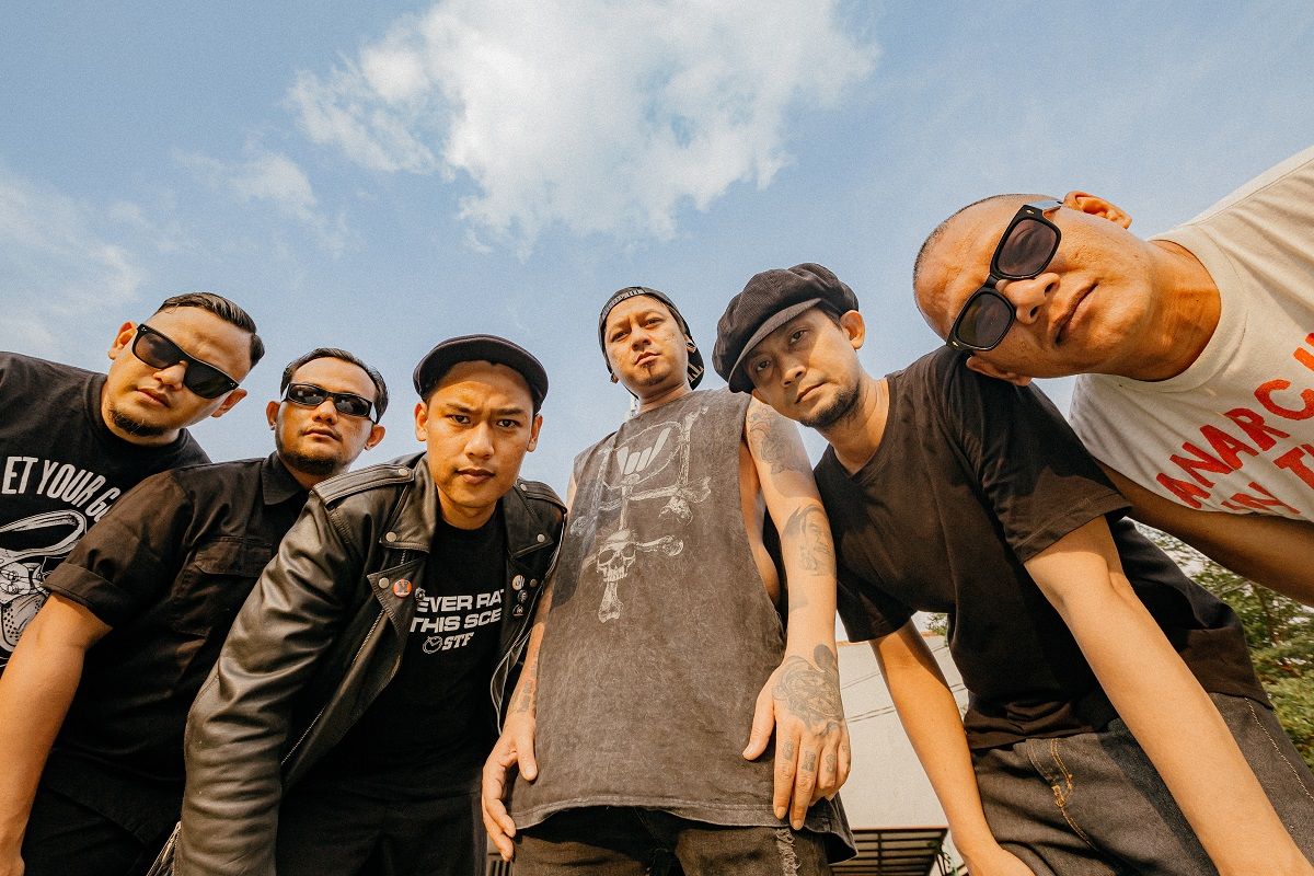 Bakar Semangat Punk Rock Kelas Pekerja, Tenholes Merilis Maxi Single “Membakar Malam”