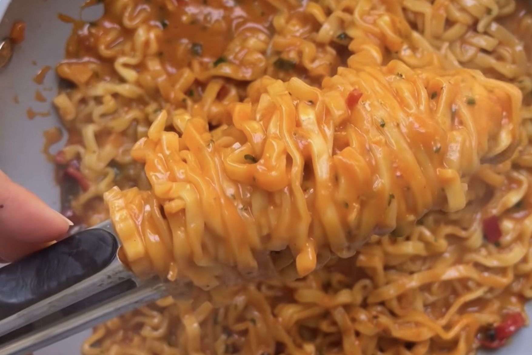 Pencinta Pedas Wajib Coba! Spicy Garlic Chili Ramen yang Bikin Keringatan Tapi Nagih