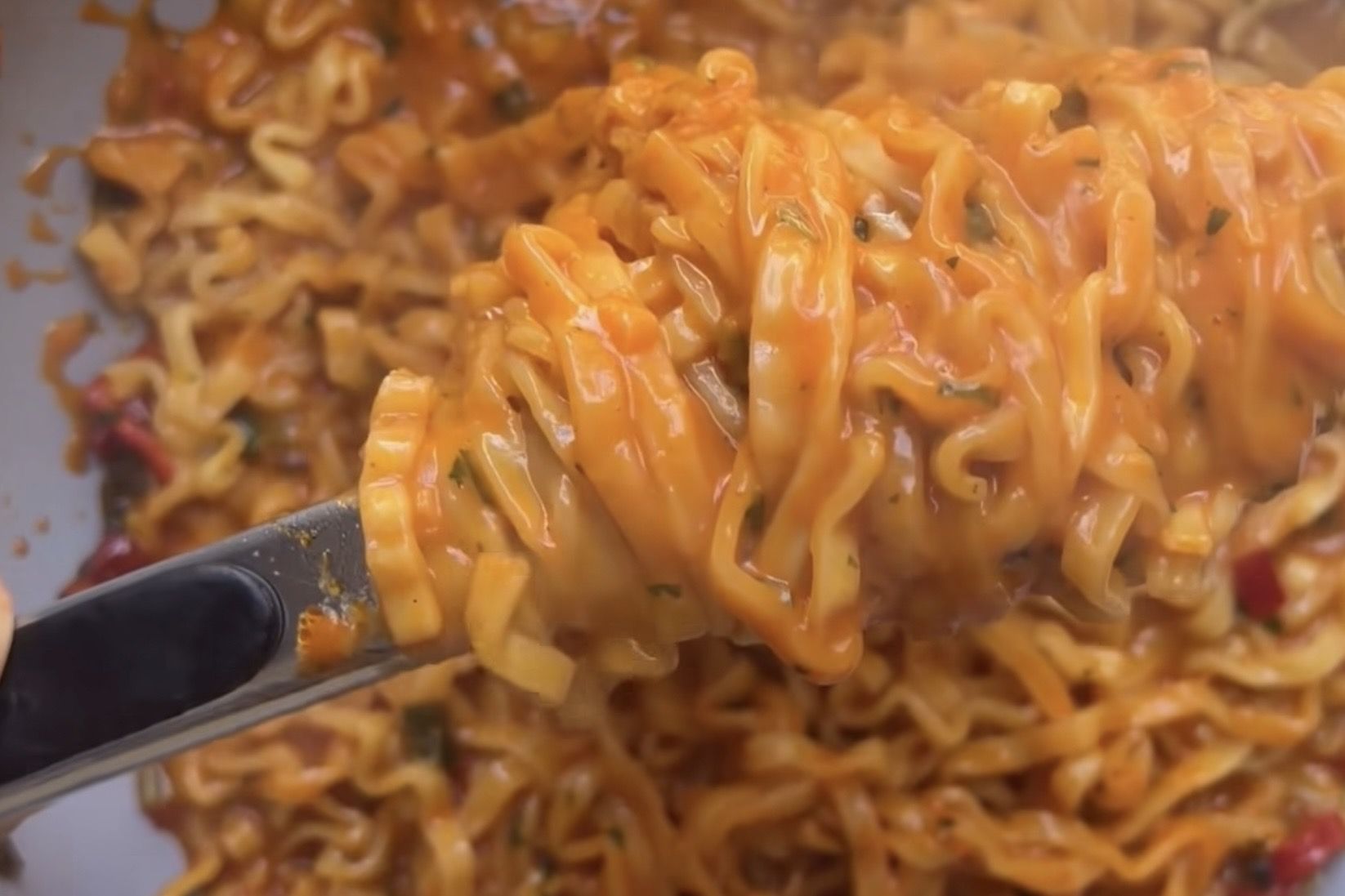 Pencinta Pedas Wajib Coba! Spicy Garlic Chili Ramen yang Bikin Keringatan Tapi Nagih