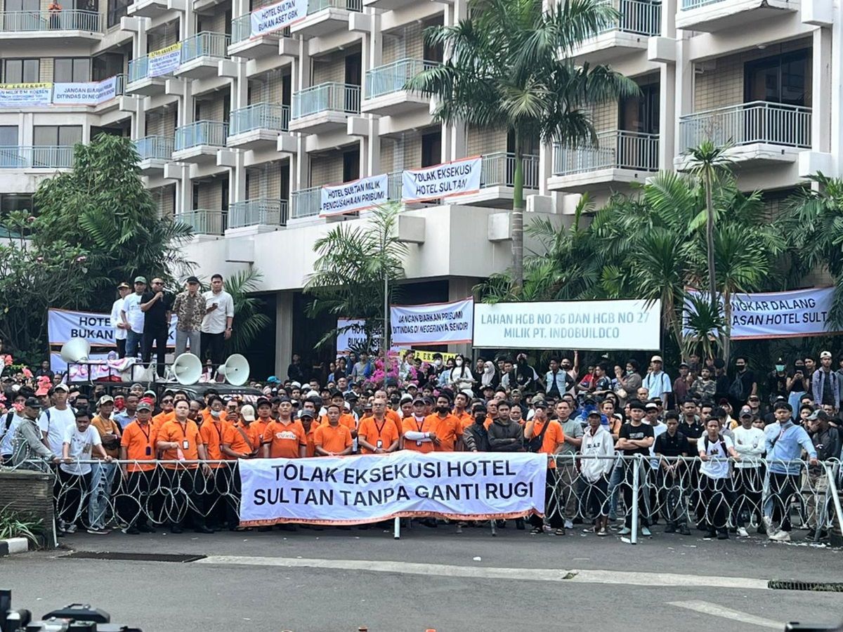 Detik-detik Eksekusi Hotel Sultan di Area GBK, Massa Gelar Demo Penolakan!