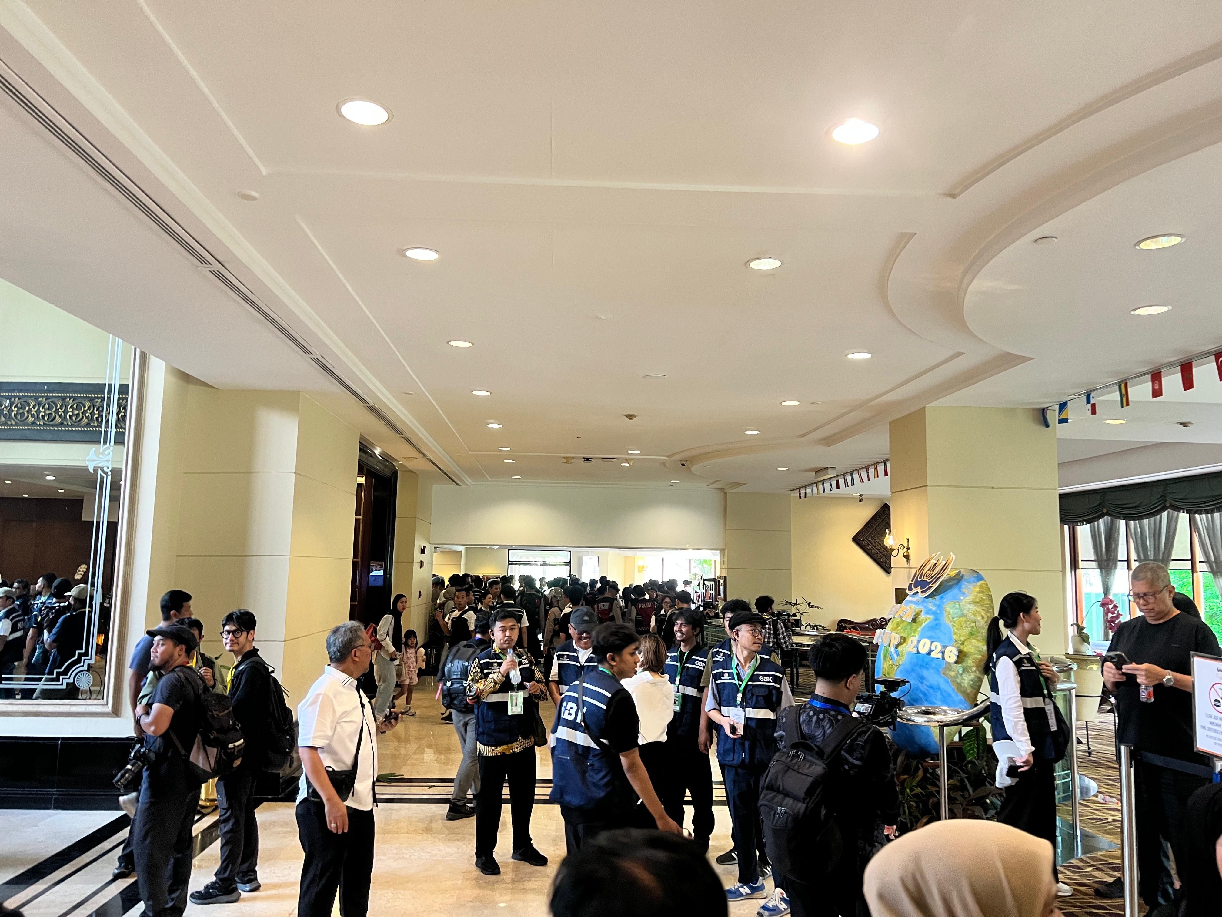 Brak! Eksekusi Hotel Sultan Ricuh, Aparat Dihujani Lemparan Batu