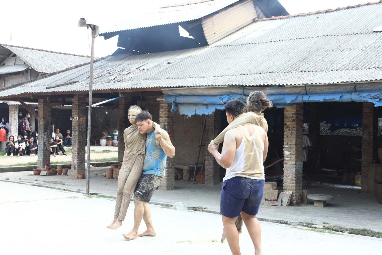Mahasiswa Unila Sulap Sentra Gerabah Jadi Panggung Koreografi Bertajuk Lempung