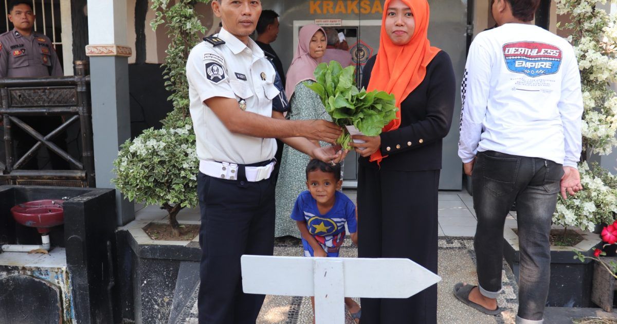 Rutan Kraksaan Bagikan Sayuran Hasil Panen Warga Binaan kepada Keluarga Pengunjung