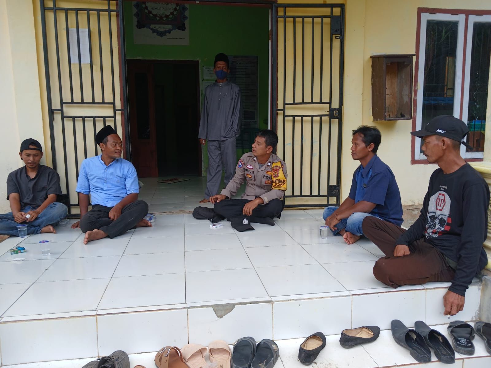 Bhabinkamtibmas Polsek Betara Sambangi Warga, Imbau Giatkan Ronda Malam Demi Kamtibmas Kondusif