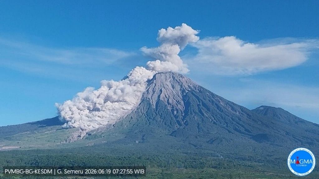 Gunung Semeru Erupsi Hari Ini, PVMBG Minta Warga Tetap Waspada dan Ikuti Informasi Resmi
