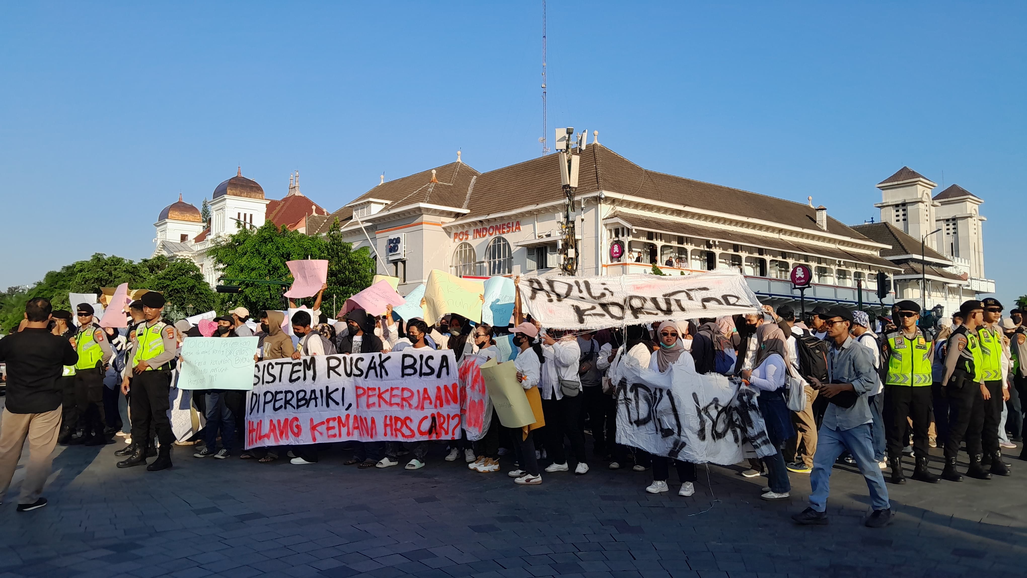 Mau Kerja di Mana Lagi? : Jeritan Hati Relawan SPPG Jogja Saat Gelar Aksi Tolak Pembubaran MBG Hari Ini