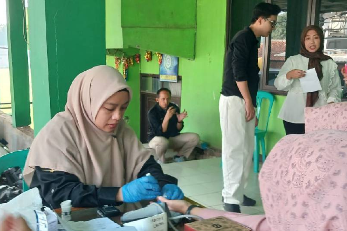 Unpad Berdayakan Warga Desa Sagaracipta, Ajarkan Kendali Penyakit Kronis hingga Mitigasi Bencana