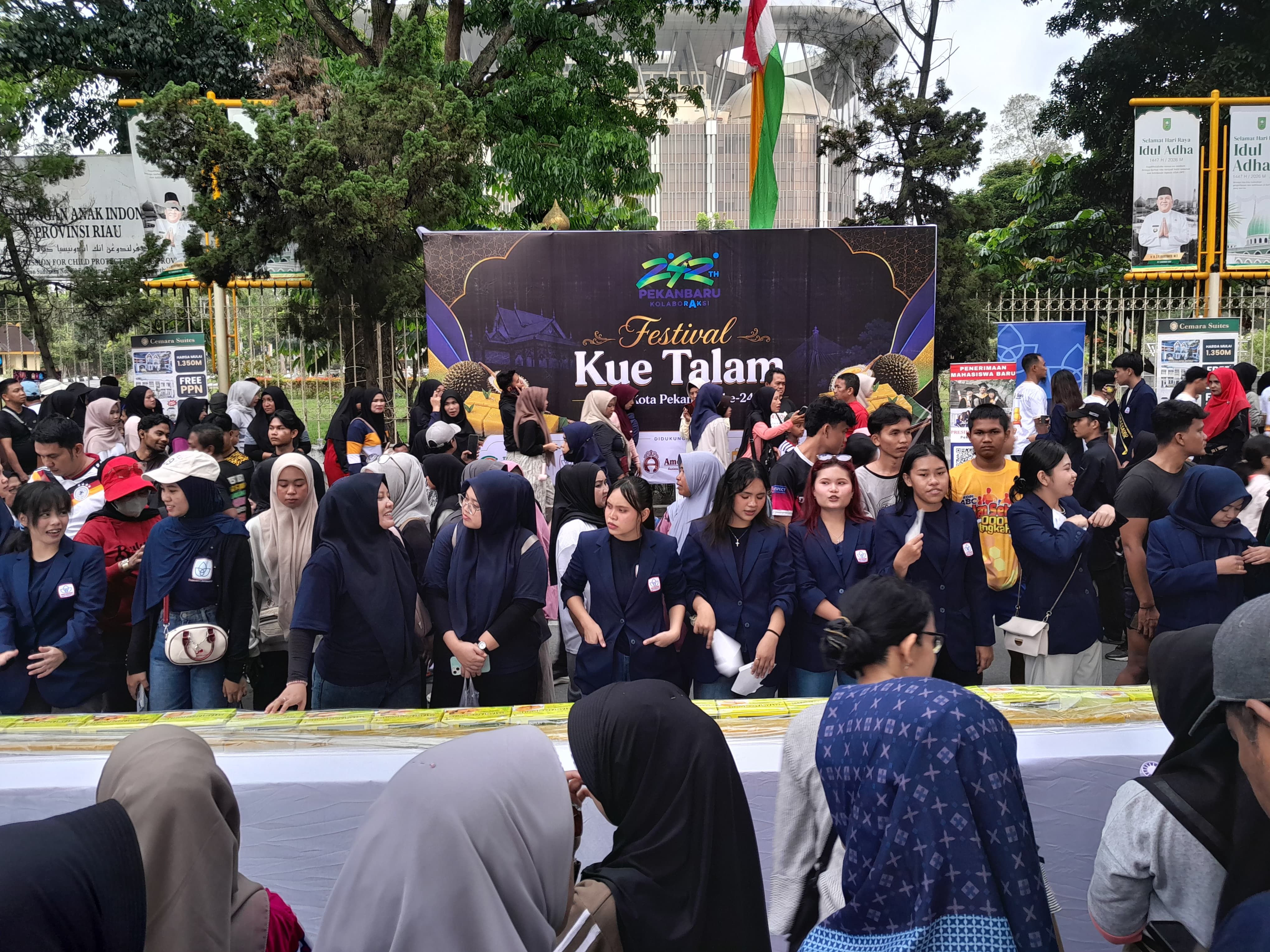 Festival Kue Talam Durian Meriahkan HUT ke-242 Pekanbaru, Ribuan Warga Padati Jalan Sudirman