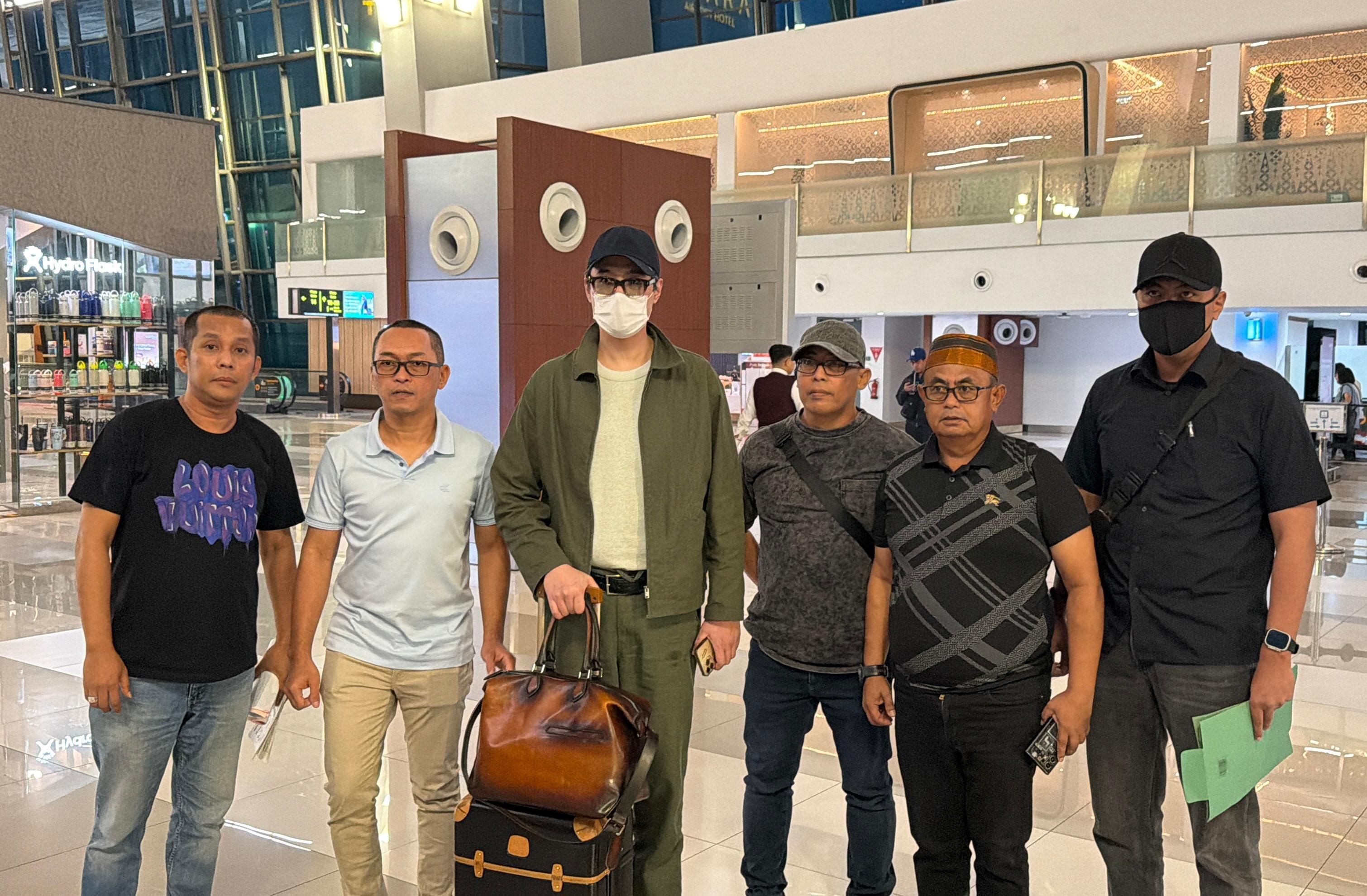 Pelarian Berakhir, Tim Tabur Kejaksaan Ringkus DPO Richard Mulyadi di Bandara Soetta