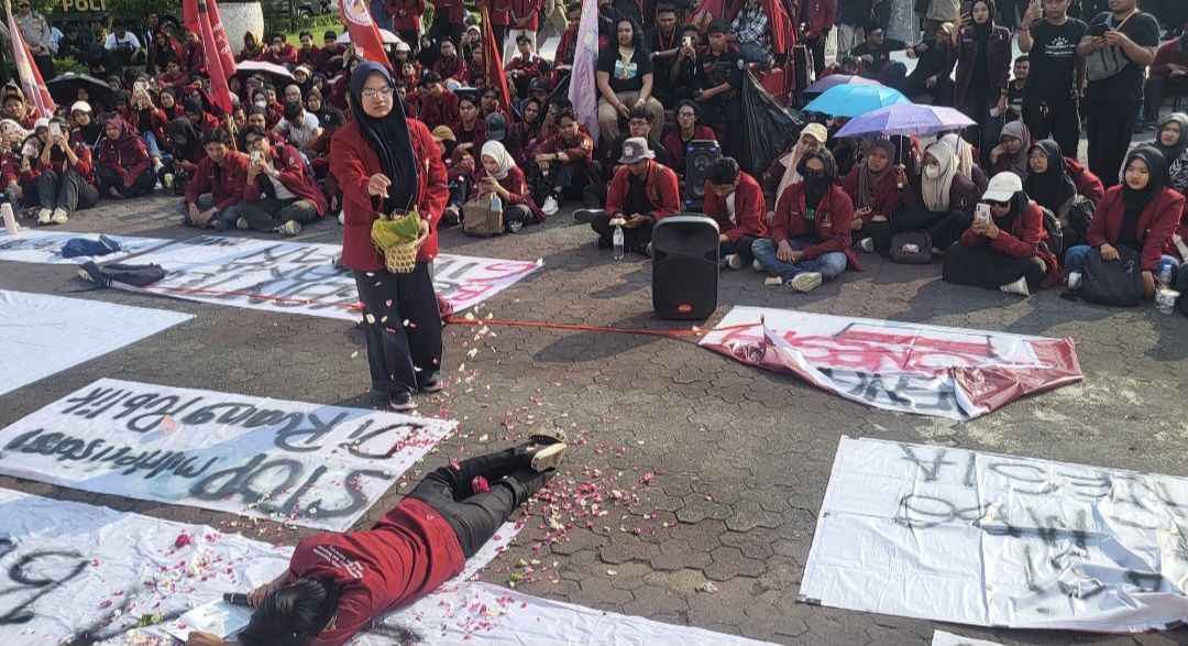 Aksi Simbolik Massa IMM DIY, Topo Bisu Hadap Keraton Jogja Hingga Tabur Bunga di Halaman Kantor DPRD DIY