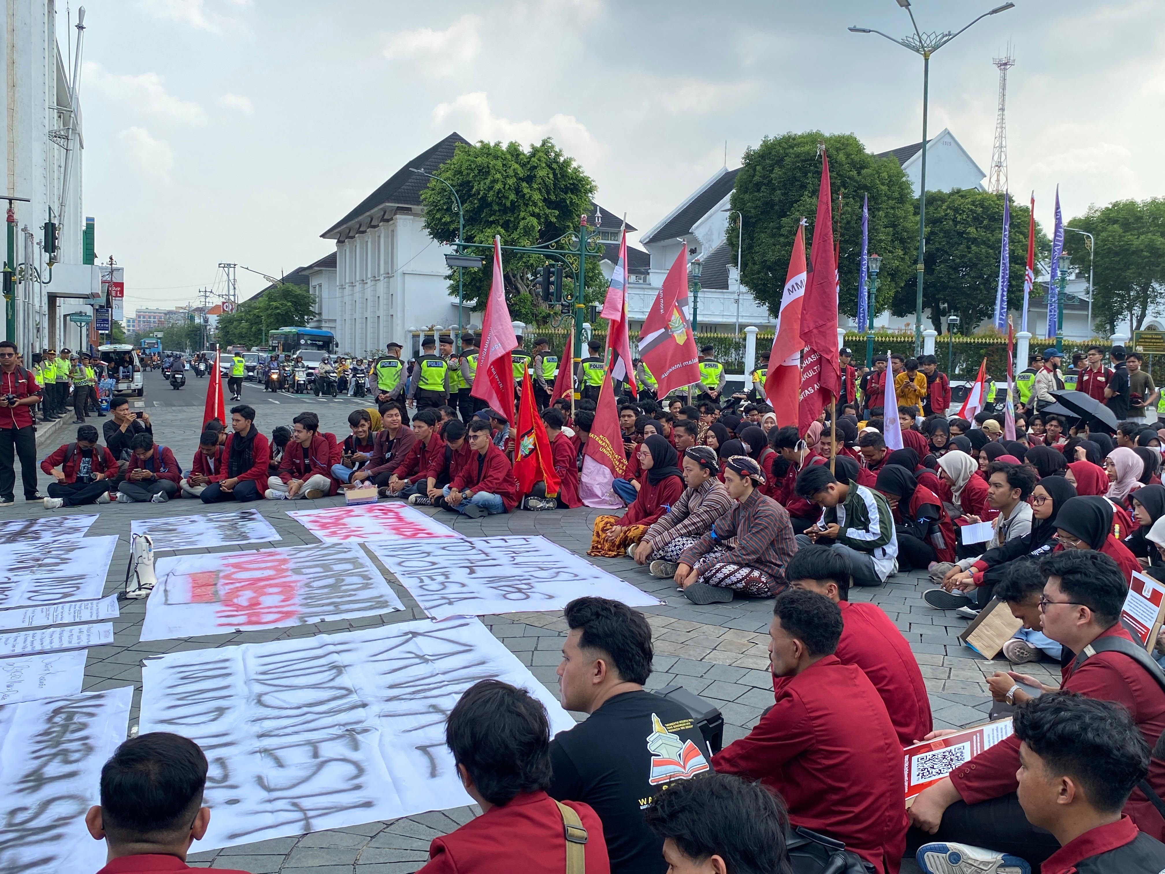 Aksi Simbolik Massa IMM DIY, Topo Bisu Hadap Keraton Jogja Hingga Tabur Bunga di Halaman Kantor DPRD DIY