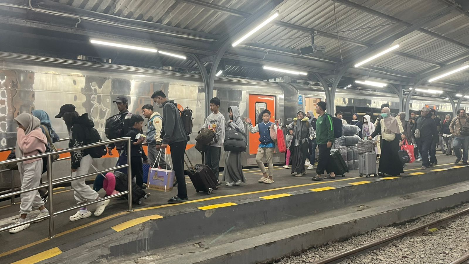 Perjalanan Kereta Api Jadi Favorit Saat Libur Sekolah, Tiket Terjual 118 Ribu Lebih di Daop 9 Jember
