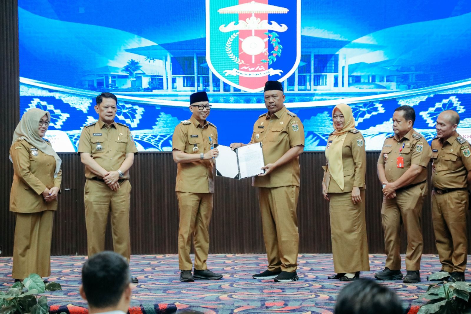 Gubernur Lampung Serahkan SK Mendagri, I Komang Koheri Resmi Jadi Plt Bupati Lampung Tengah