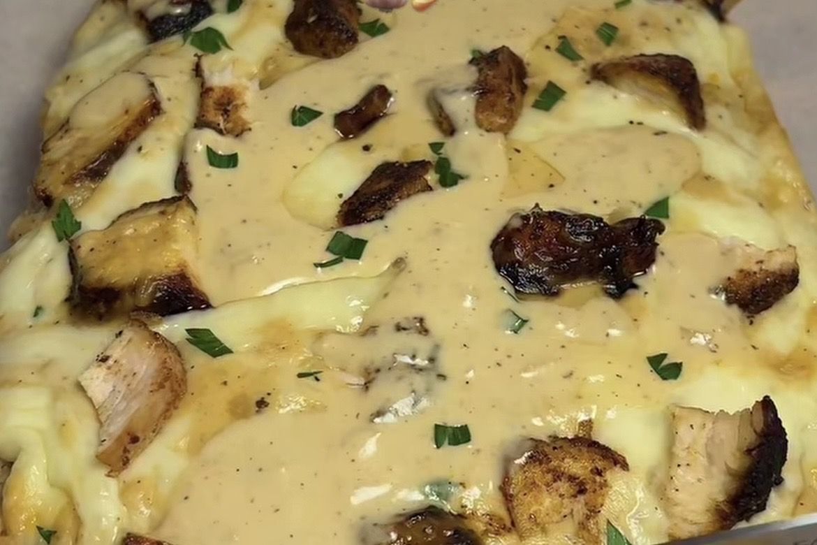 Cara Membuat Chicken Alfredo Garlic Bread Ala Kafe, Gurih, Renyah, dan Super Creamy
