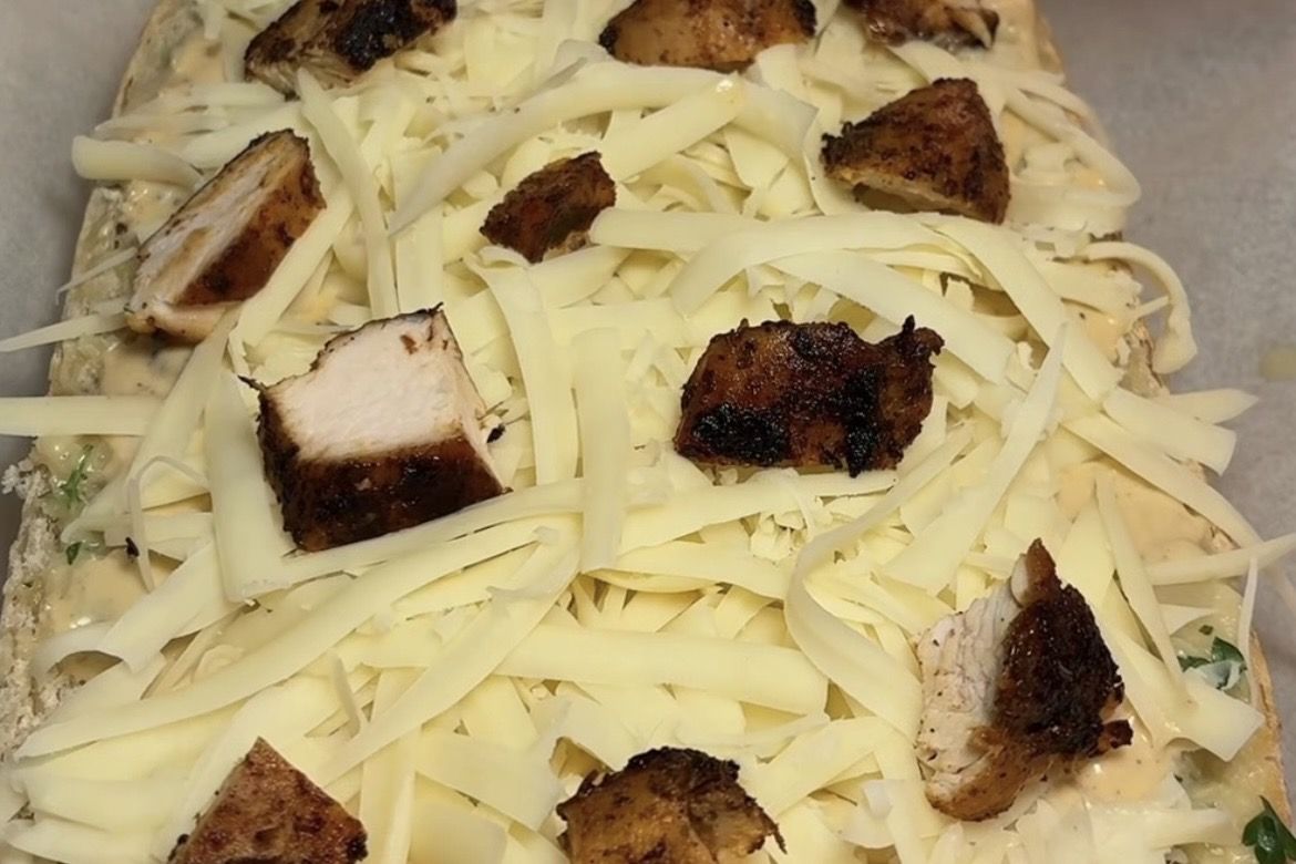 Cara Membuat Chicken Alfredo Garlic Bread Ala Kafe, Gurih, Renyah, dan Super Creamy