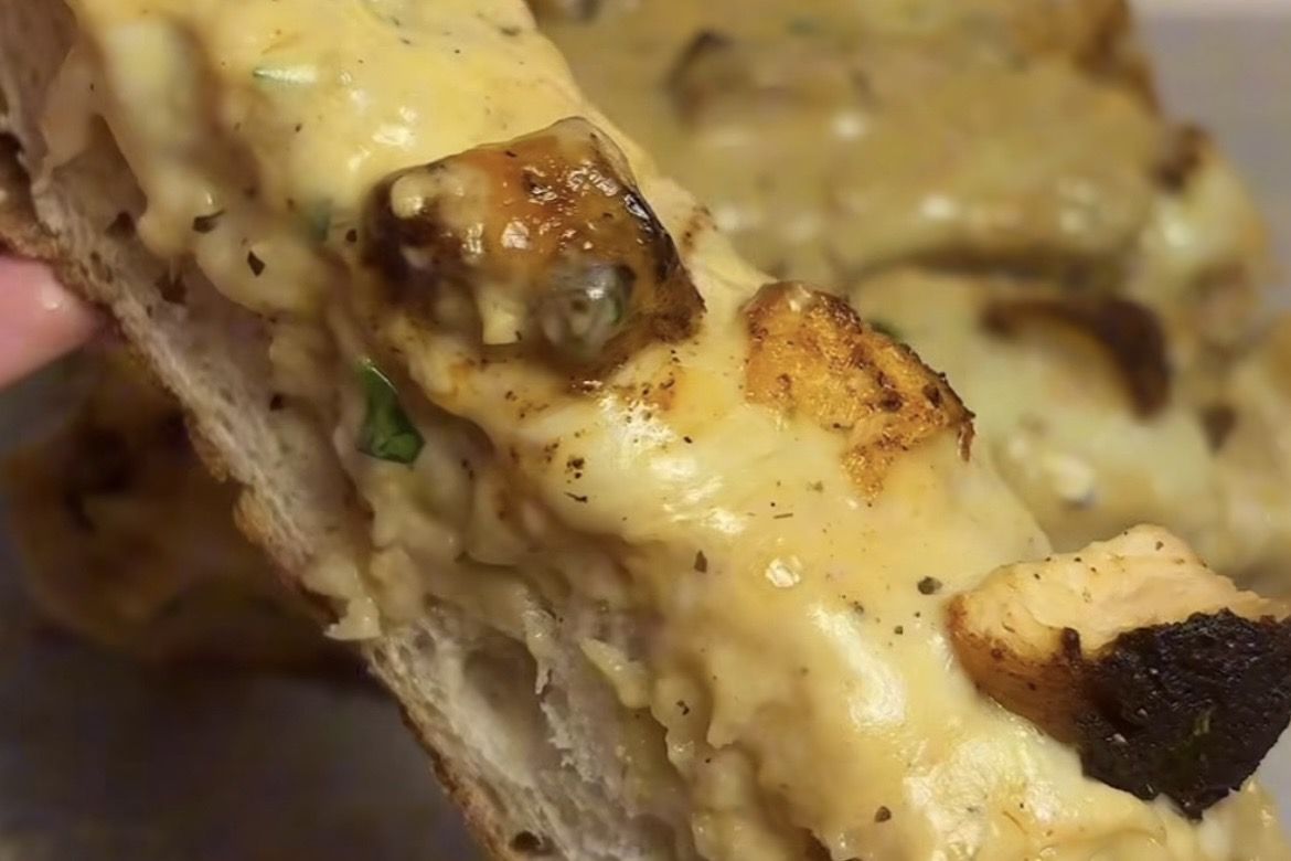 Cara Membuat Chicken Alfredo Garlic Bread Ala Kafe, Gurih, Renyah, dan Super Creamy