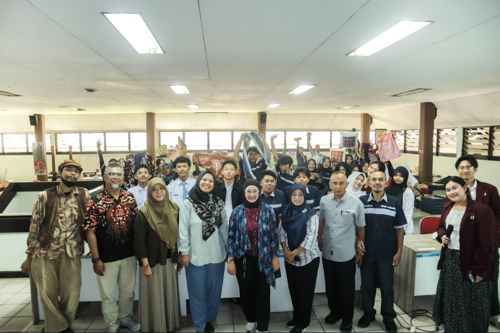 Pemberdayaan Batikpreneur Muda melalui Pelatihan Branding Digital di SMKN 14 Bandung