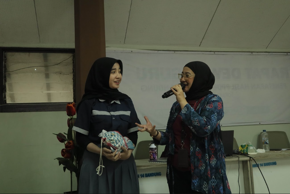 Pemberdayaan Batikpreneur Muda melalui Pelatihan Branding Digital di SMKN 14 Bandung