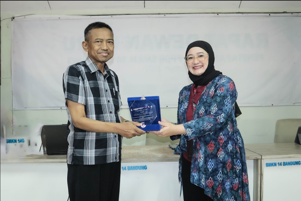 Peningkatan Kapasitas Komunikasi Pemasaran dan Kewirausahaan Digital Berbasis AI di SMKN 14 Bandung
