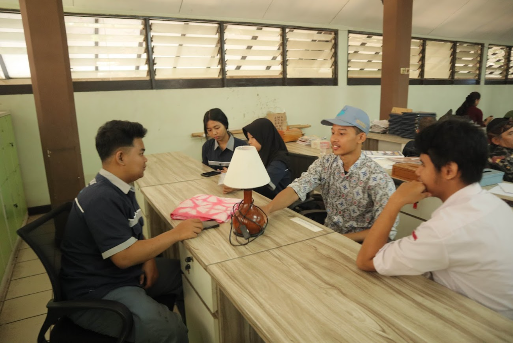 Peningkatan Kapasitas Komunikasi Pemasaran dan Kewirausahaan Digital Berbasis AI di SMKN 14 Bandung