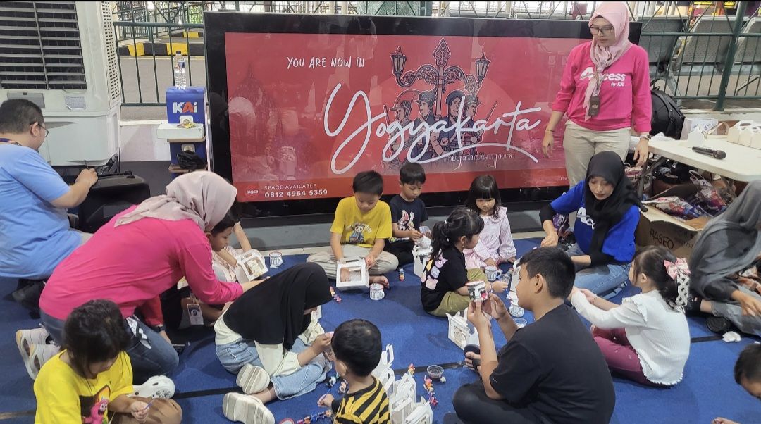 Sulap hingga Melukis Mug, Daop 6 Jogja Bikin Ruang Tunggu Stasiun Jadi Area Bermain Anak : Mug Lukisan Bisa dibawa Pulang Gratis